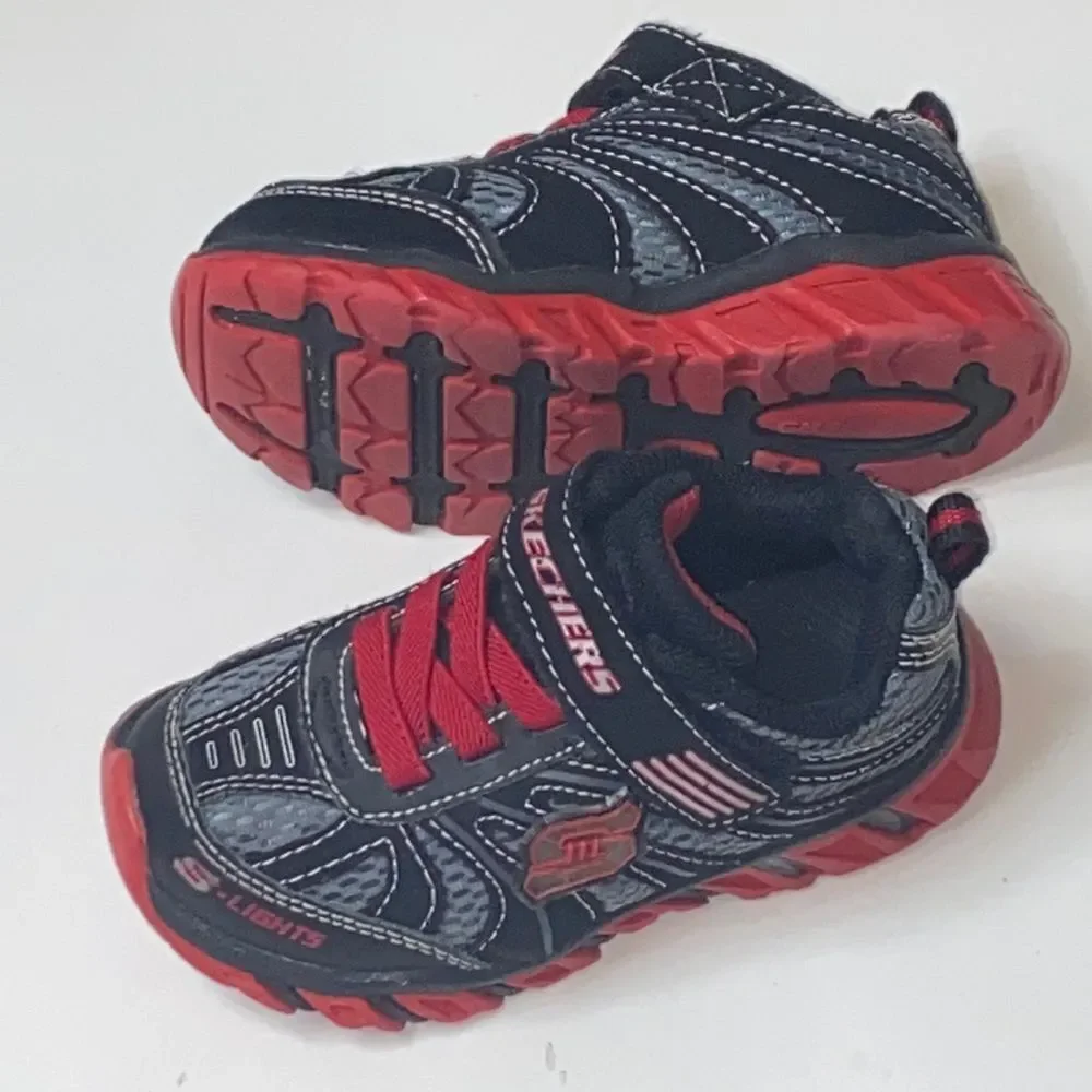 10X$50 SKECHERS RED BLACK BOY SHOES SIZE 8 US